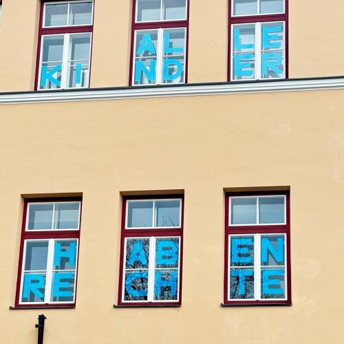 Straßenseite der Schule mit Beschriftung