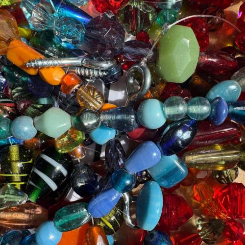 Viele bunte Glasperlen wollen aufgefädelt werden.