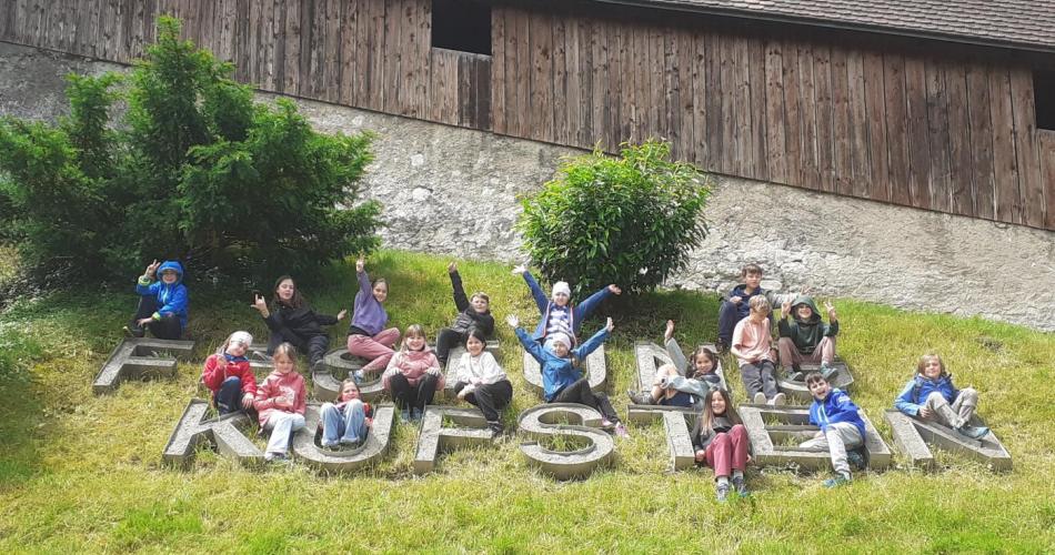 Die Kinder am Fuße der Festung