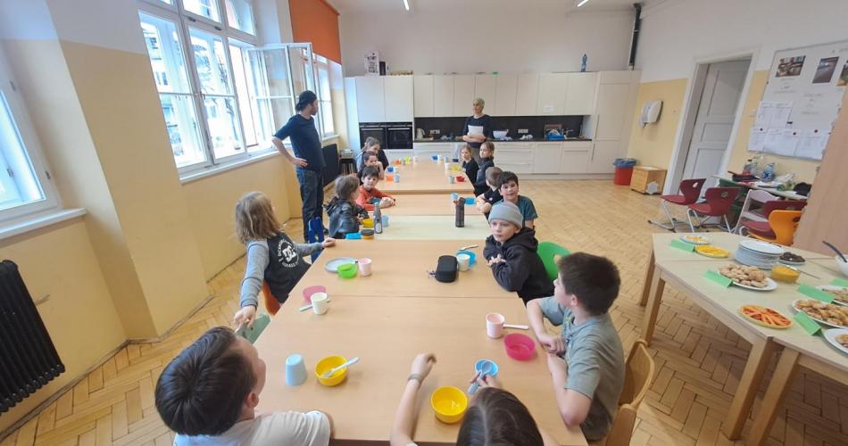Foto von Kindern beim Essen