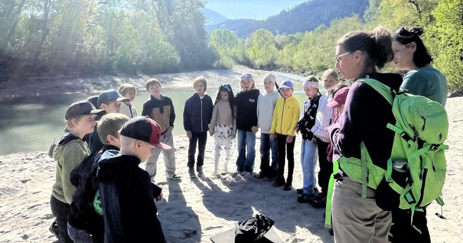 Kinder bei Biberexkursion 